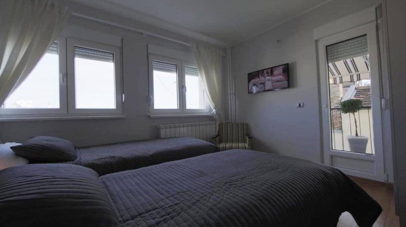 Apartman Simina spavaca soba: tv i terasa