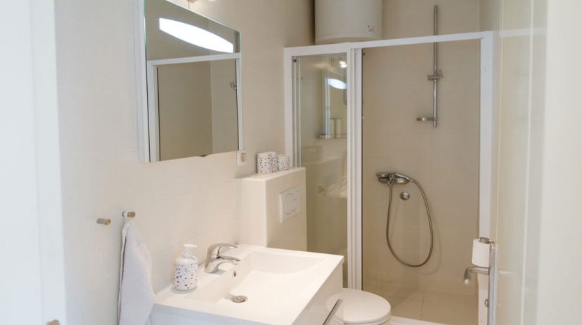 Apartment Bianco bathroom