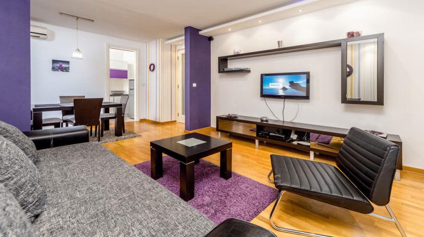 Apartment Violet living room-tv