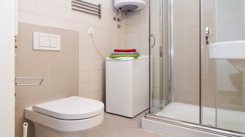 Captain Apartment Belgrade bathroom washing machine