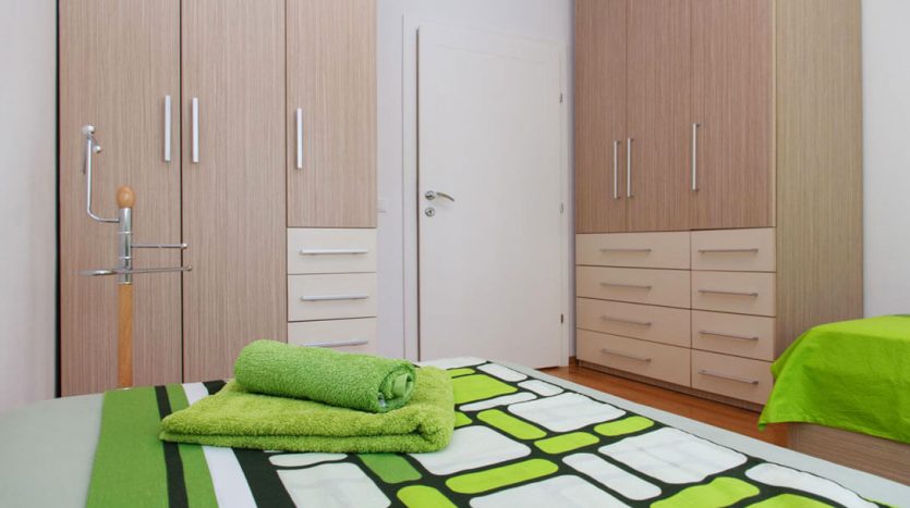 Vacation Rental Kapetana Koce Belgrade bedroom twin beds closet