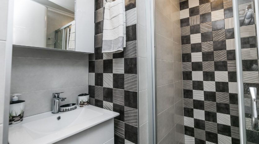 One-bedroom apartment City bathroom