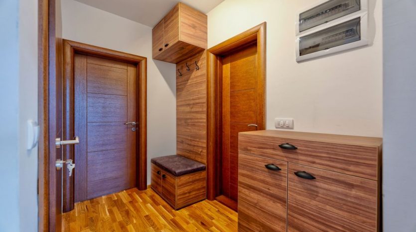 One-bedroom apartment Golden Pine hallway
