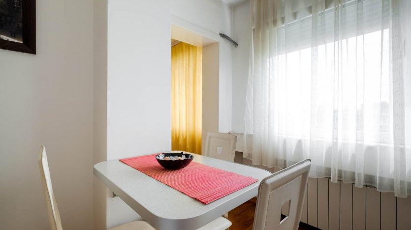 Apartman Marsal povoljni apartmani u beogradu Trpezarijski sto