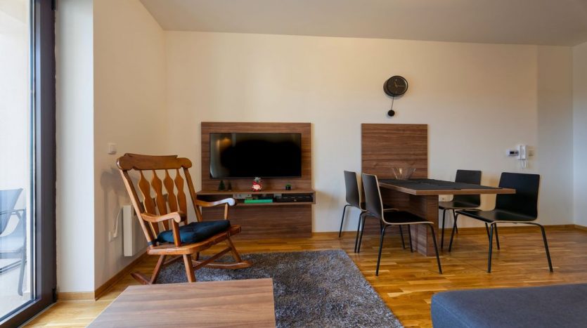 Short term rental Golden Pine living room