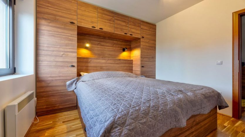 Vacation rental Golden Pine bedroom